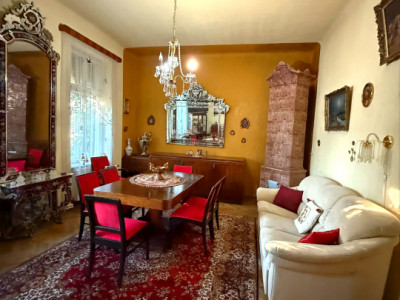 Casa centrală cu teren generos - 800 mp teren 