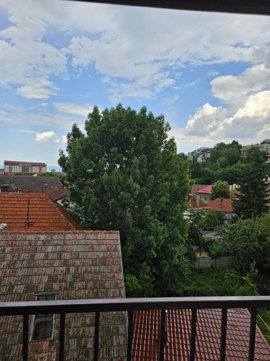 📍 3 camere de închiriat în Brașov, la mansardă, 10 min de mers pe jos de Centru