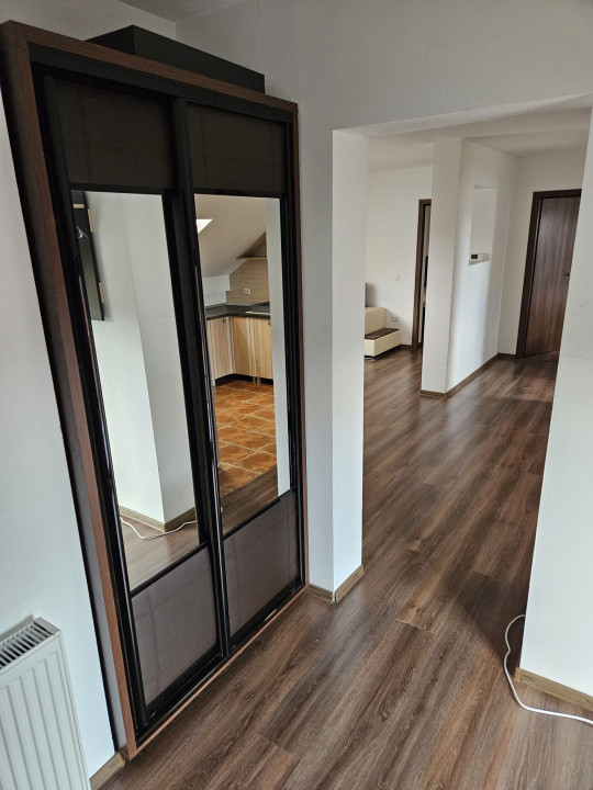 📍 3 camere de închiriat în Brașov, la mansardă, 10 min de mers pe jos de Centru