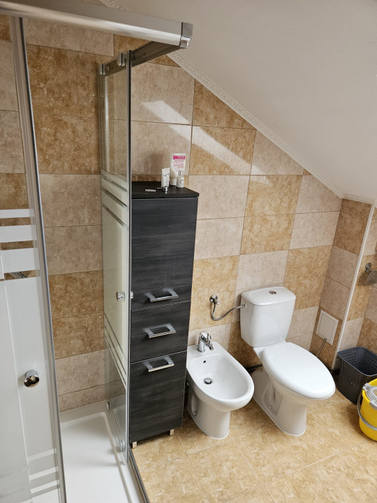 📍 3 camere de închiriat în Brașov, la mansardă, 10 min de mers pe jos de Centru