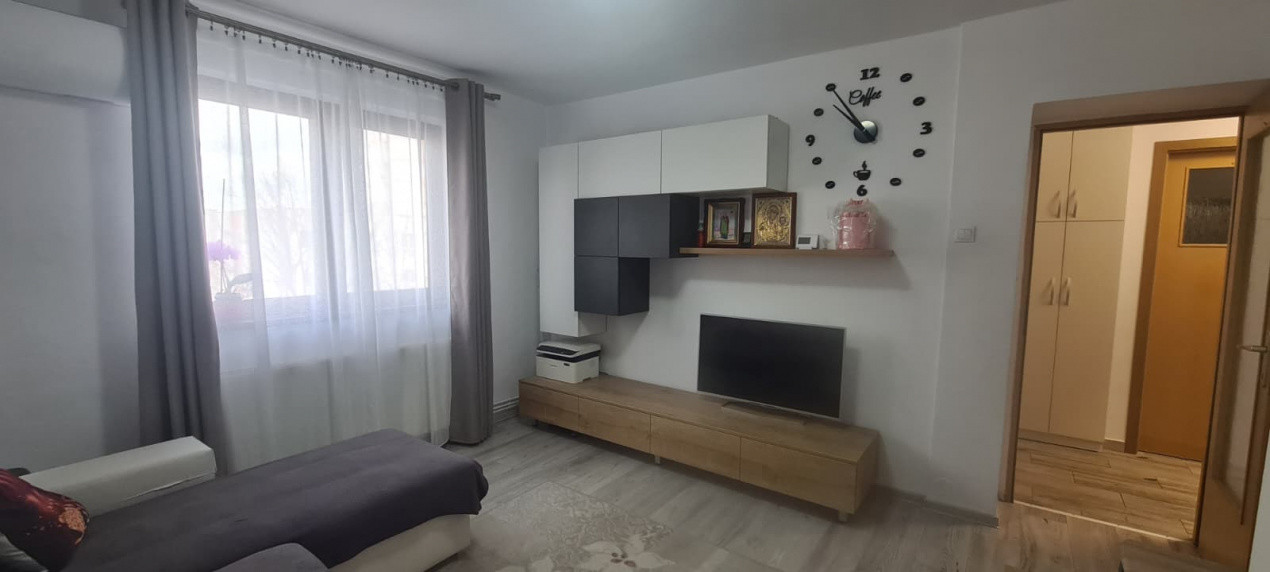 Apartament 3 camere 62 mp, zona Tractorul