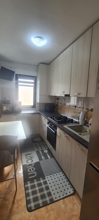 Apartament 3 camere 62 mp, zona Tractorul