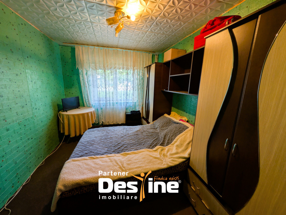 4 camere decomandat 81 mp 2 băi cu geam Parter centrală termică, de renovat- CUG