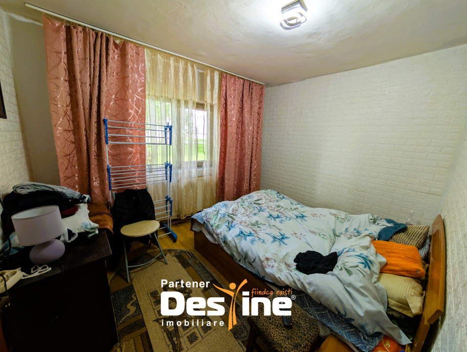 4 camere decomandat 81 mp 2 băi cu geam Parter centrală termică, de renovat- CUG