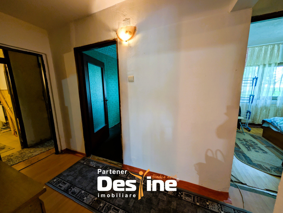 4 camere decomandat 81 mp 2 băi cu geam Parter centrală termică, de renovat- CUG