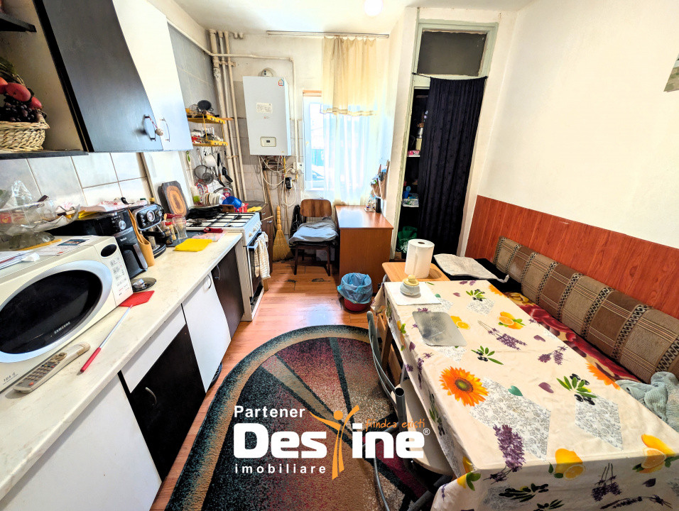 4 camere decomandat 81 mp 2 băi cu geam Parter centrală termică, de renovat- CUG