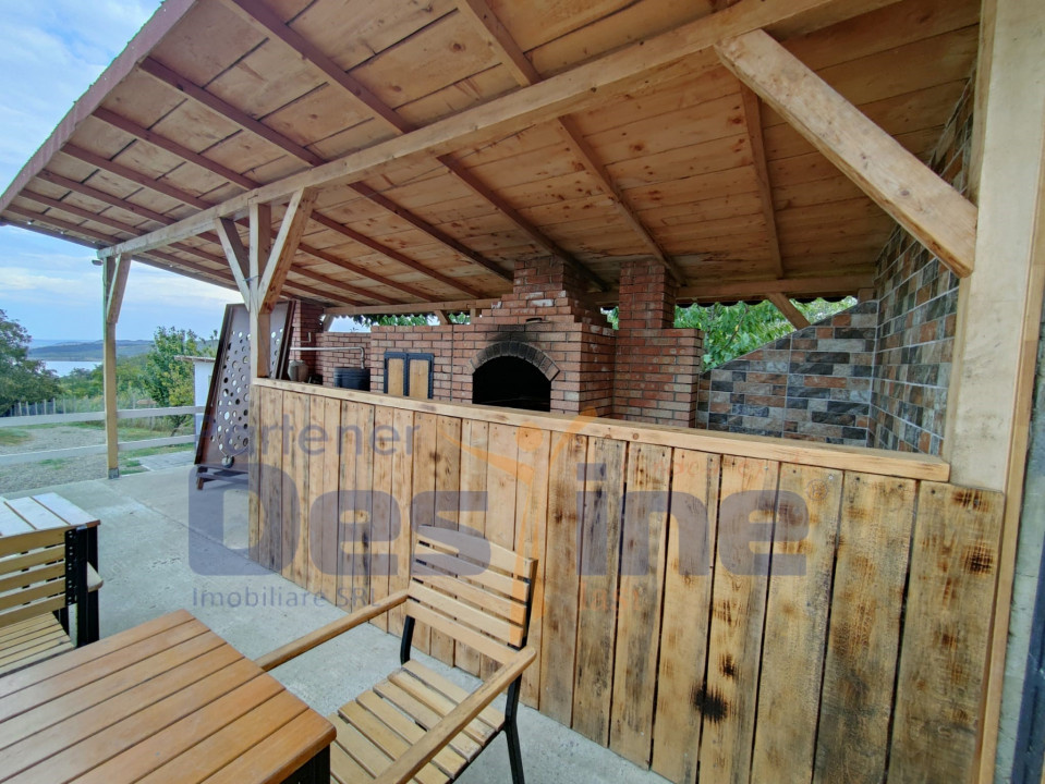 Fermă cu minizoo - 20ha teren, hale + utilaje agricole, animale, livezi casă