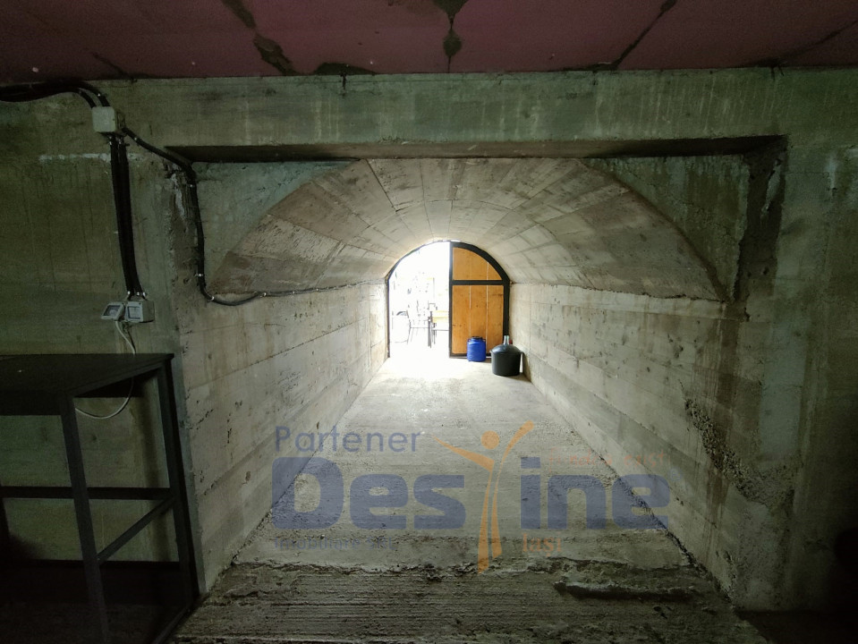 Fermă cu minizoo - 20ha teren, hale + utilaje agricole, animale, livezi casă