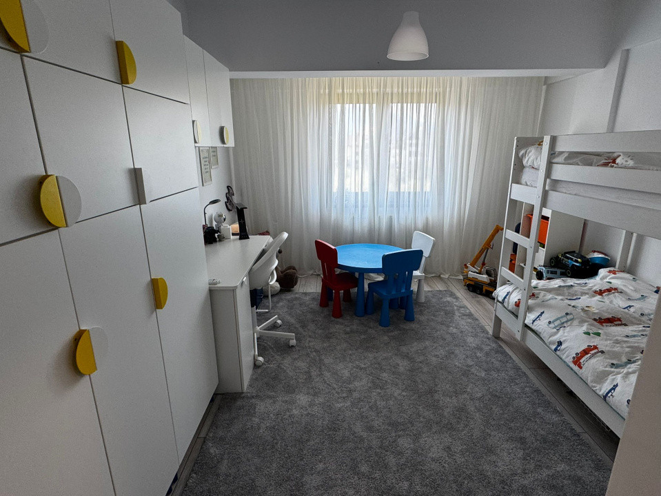 Apartament spațios și luminos, 3 camere, decomandat, parcare inclusă