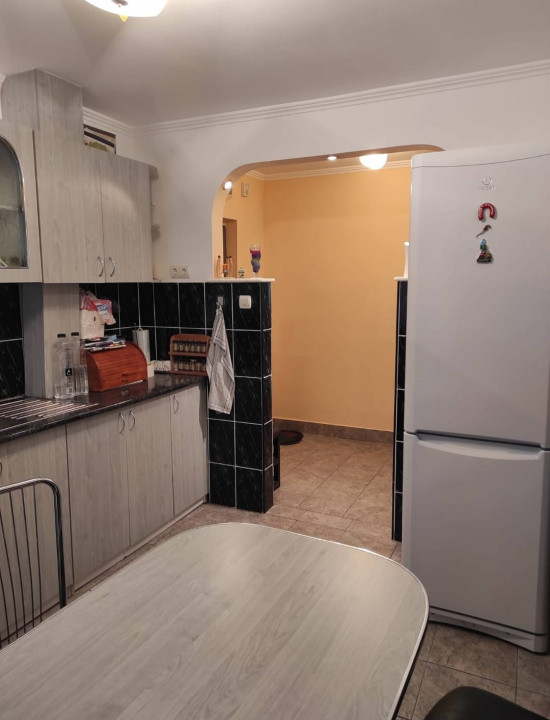 Apartament 4 camere, decomandat, etajul 2/4, Radauti