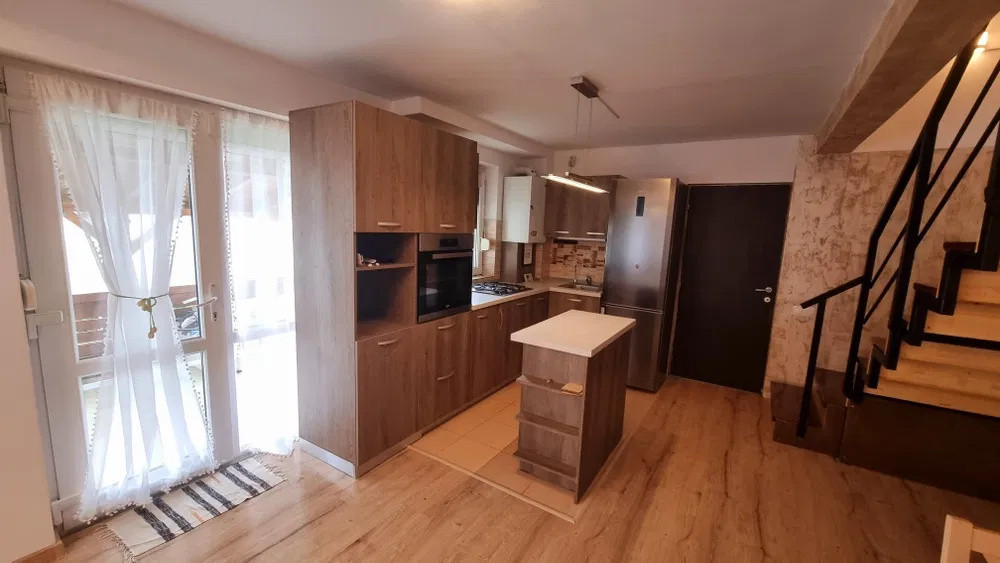 Casa tip duplex, curte + 2 locuri de parcare, zona Triaj