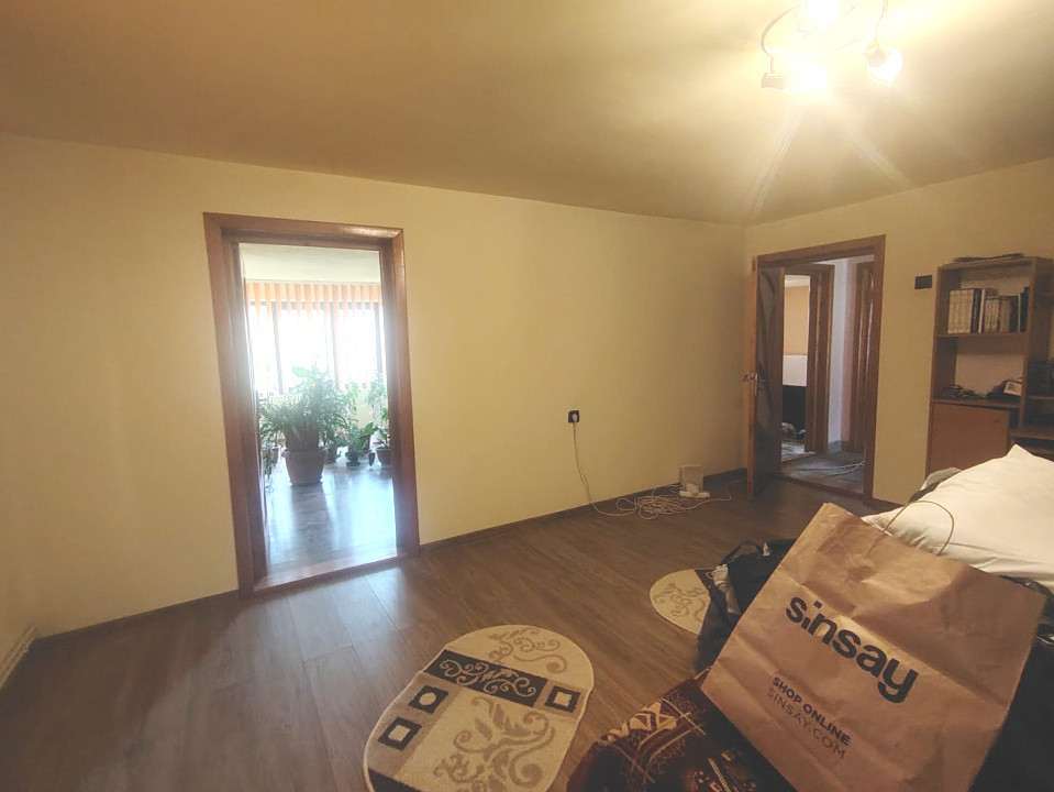 Casă spațioasă + teren 4800 mp, deschidere la 2 străzi – ideal locuit/investiție