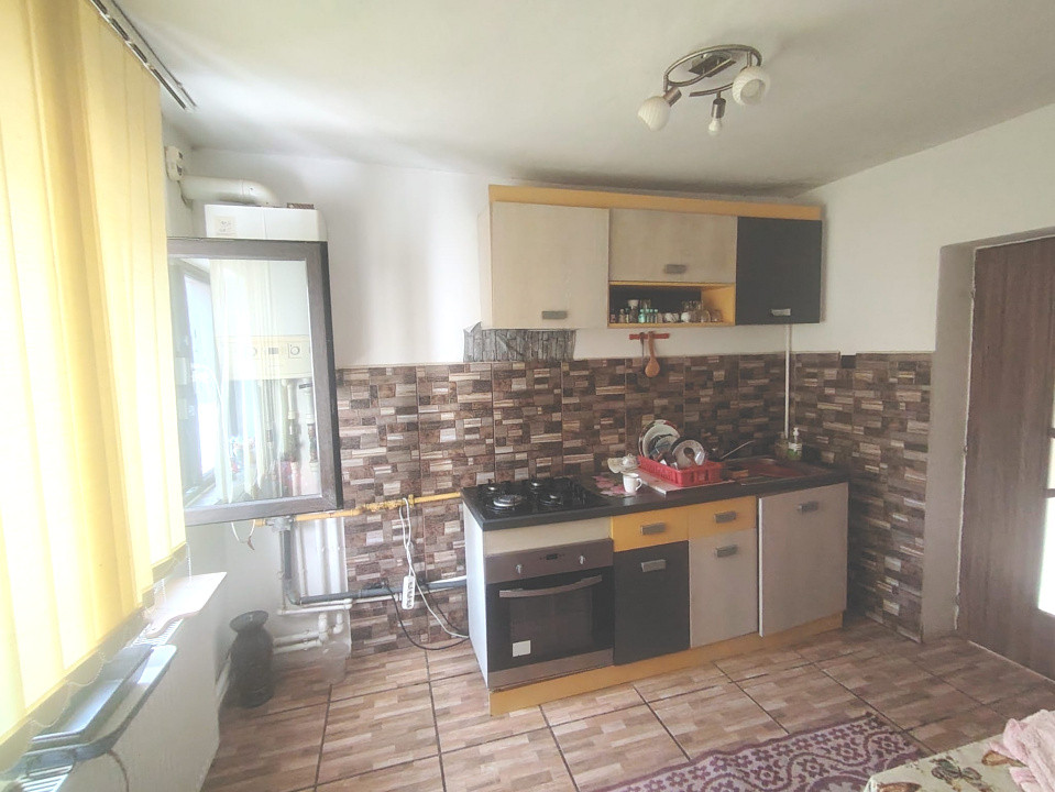 Casă spațioasă + teren 4800 mp, deschidere la 2 străzi – ideal locuit/investiție