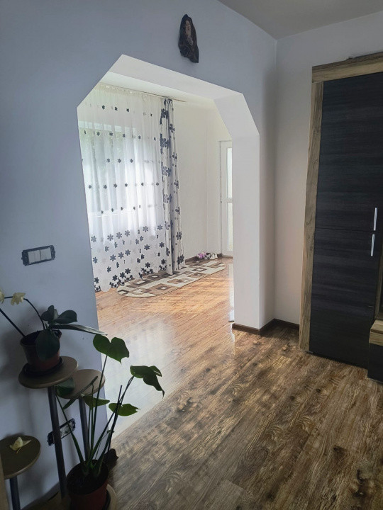 Casă renovată în Preluci la 12 Km de Comănesti , fântână și centrala proprie