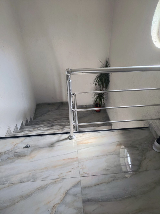 Casă renovată în Preluci la 12 Km de Comănesti , fântână și centrala proprie