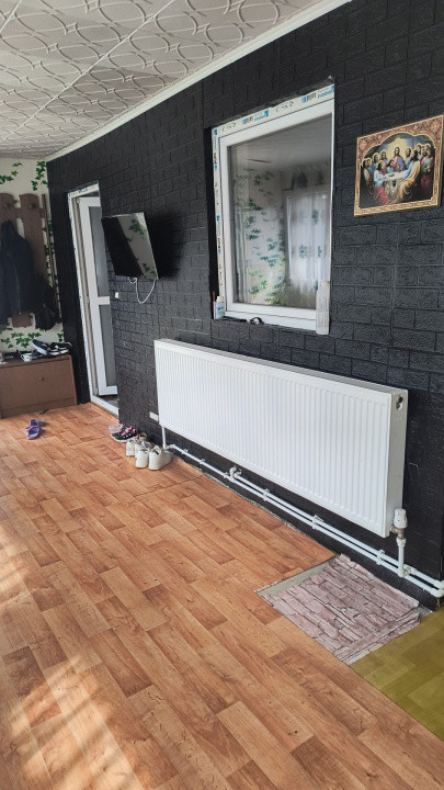 Casă renovată în Preluci la 12 Km de Comănesti , fântână și centrala proprie