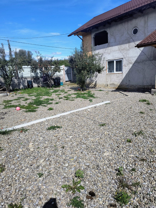 Casă renovată în Preluci la 12 Km de Comănesti , fântână și centrala proprie