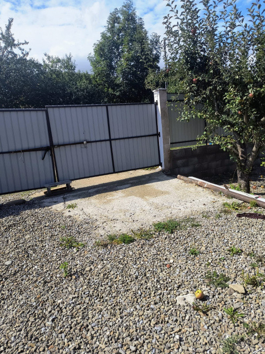 Casă renovată în Preluci la 12 Km de Comănesti , fântână și centrala proprie