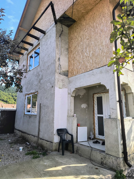 Casă renovată în Preluci la 12 Km de Comănesti , fântână și centrala proprie