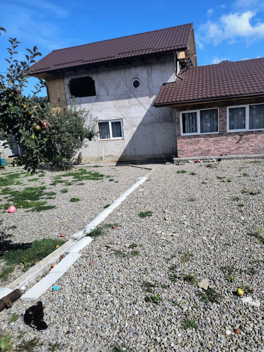 Casă renovată în Preluci la 12 Km de Comănesti , fântână și centrala proprie