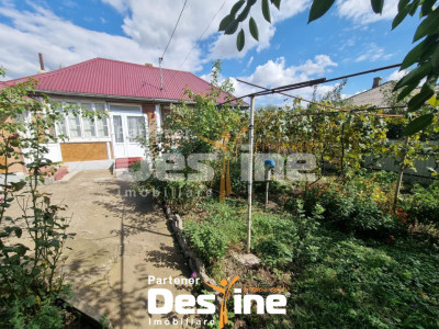 Lunca Pașcani - Casă + teren 692 mp, la 6 km de oraș,  gaze, apă, canalizare