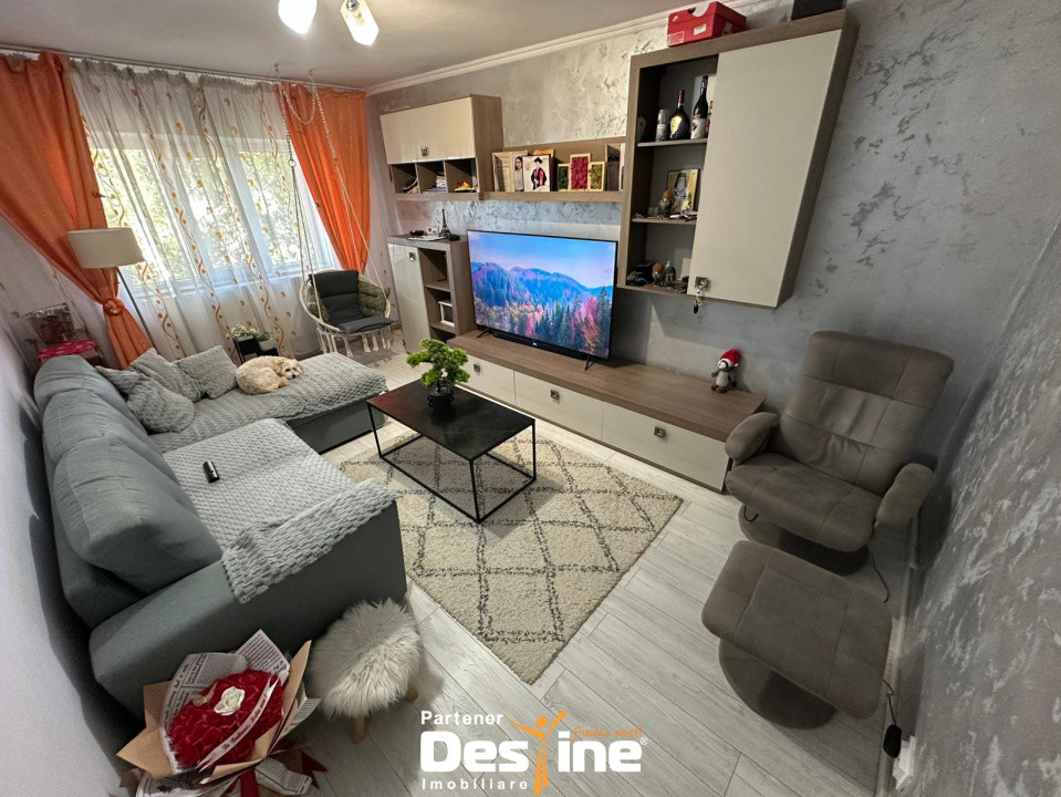 Pașcani - Apartament 2 camere, 55mp, decomandat, etaj 3, zona Sfânta Vineri