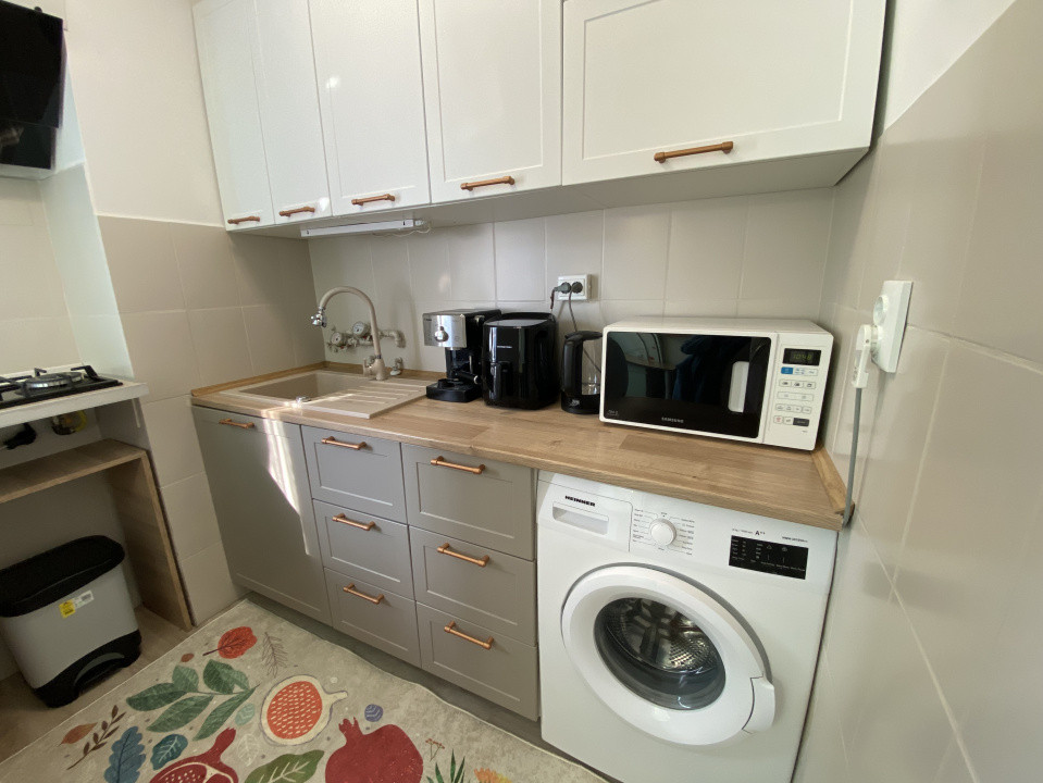 Garsoniera 30 mp, etaj intermediar, renovata, situata aproape de mall Coresi
