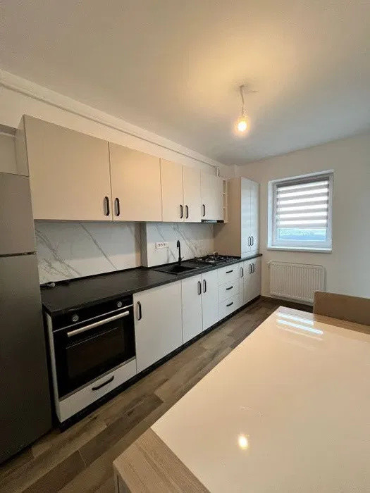 Apartament 2 camere decomandat 64 mp, loc de parcare si balcon, zona Tractorul 
