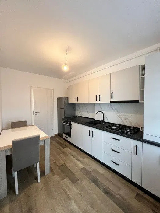 Apartament 2 camere decomandat 64 mp, loc de parcare si balcon, zona Tractorul 