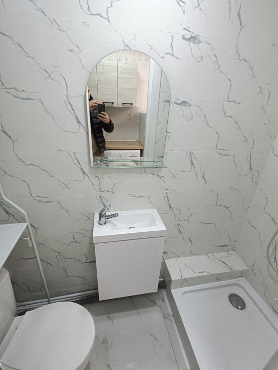 Camera camin, cu baie in interior, renovata, mobilata si utilata complet.