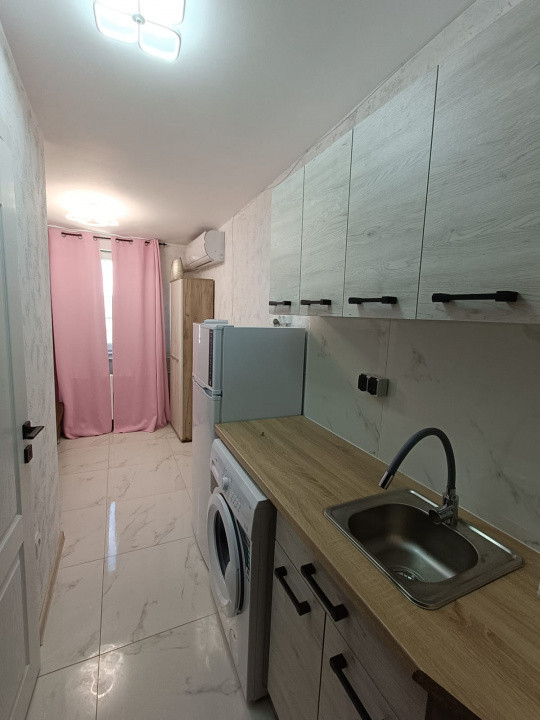 Camera camin, cu baie in interior, renovata, mobilata si utilata complet.