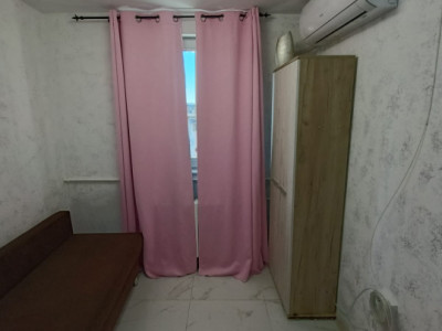 Camera camin, cu baie in interior, renovata, mobilata si utilata complet.