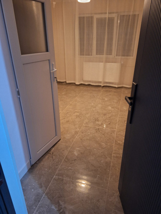 Camera camin, cu baie in interior, renovata, mobilata si utilata complet.