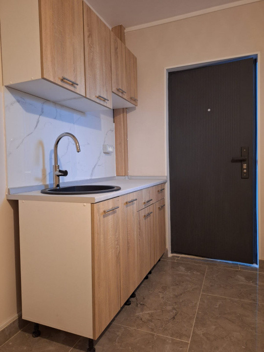 Camera camin, cu baie in interior, renovata, mobilata si utilata complet.