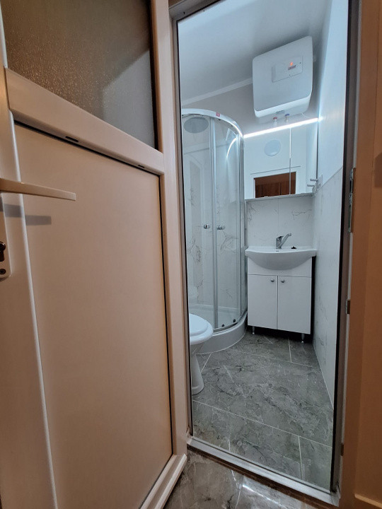 Camera camin, cu baie in interior, renovata, mobilata si utilata complet.