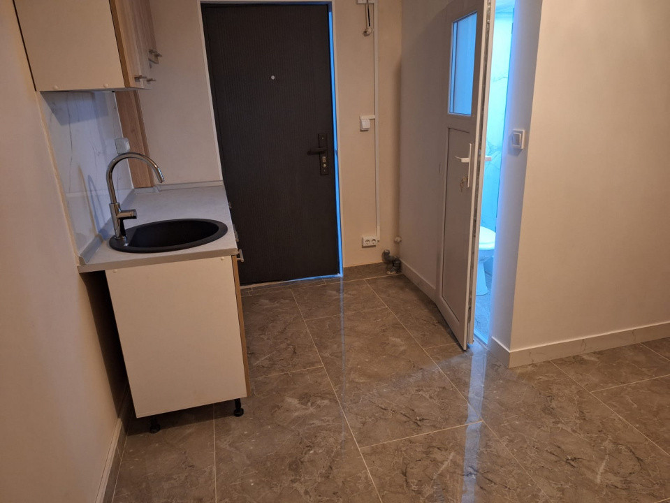 Camera camin, cu baie in interior, renovata, mobilata si utilata complet.