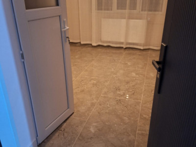 Camera camin, cu baie in interior, renovata, mobilata si utilata complet.