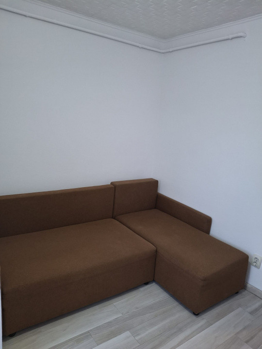 Camera camin, cu baie in interior, renovata, mobilata si utilata complet.