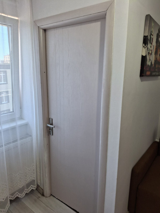 Camera camin, cu baie in interior, renovata, mobilata si utilata complet.