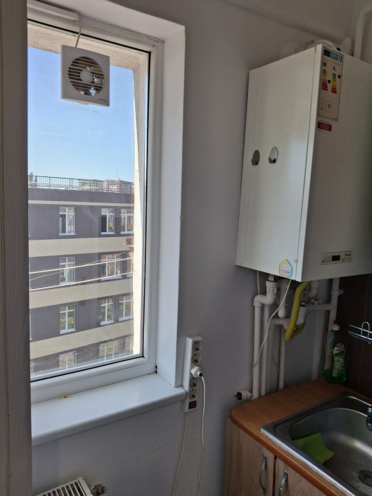 Camera camin, cu baie in interior, renovata, mobilata si utilata complet.