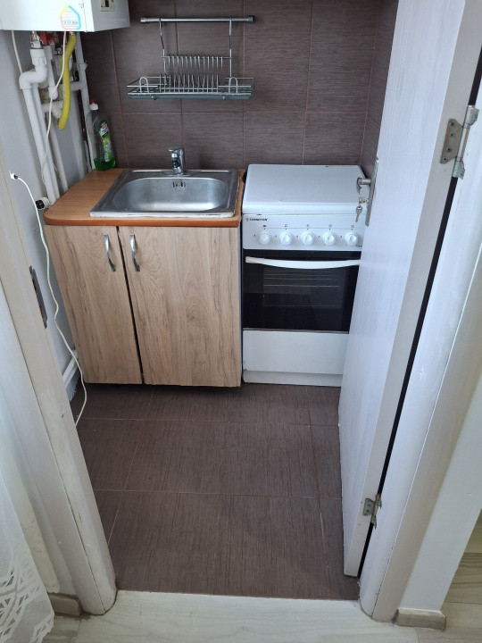 Camera camin, cu baie in interior, renovata, mobilata si utilata complet.