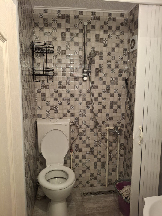 Camera camin, cu baie in interior, renovata, mobilata si utilata complet.