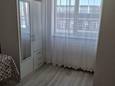 Camera camin, cu baie in interior, renovata, mobilata si utilata complet.