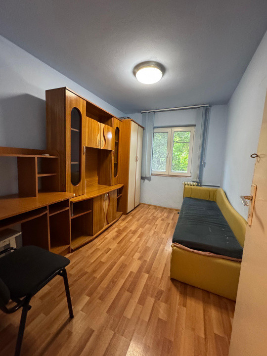 Apartament 3 camere semidecomandat, etaj intermediar