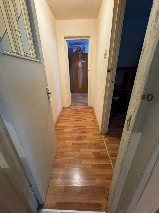 Apartament 3 camere semidecomandat, etaj intermediar