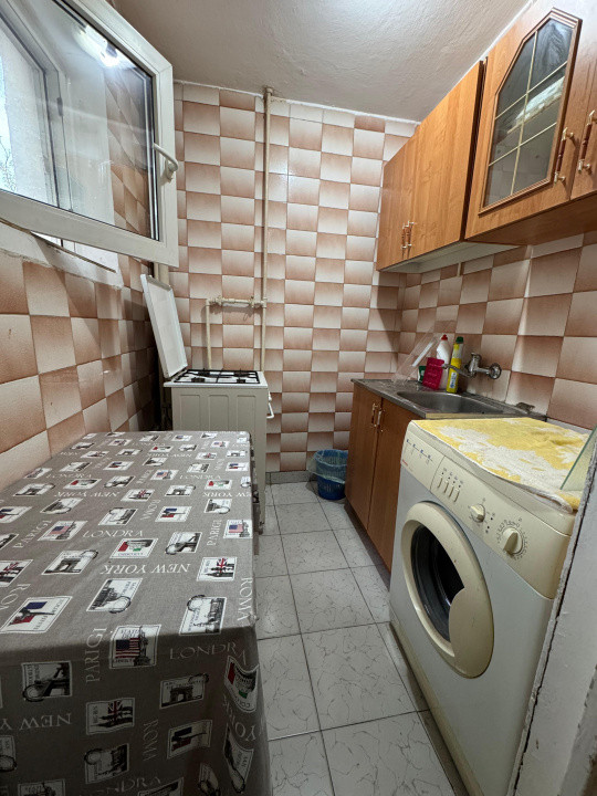 Apartament 3 camere semidecomandat, etaj intermediar