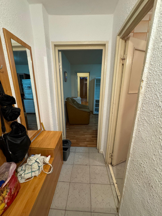 Apartament 3 camere semidecomandat, etaj intermediar