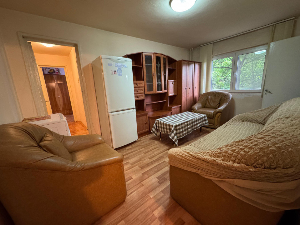 Apartament 3 camere semidecomandat, etaj intermediar