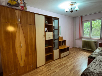 Apartament 3 camere semidecomandat, etaj intermediar