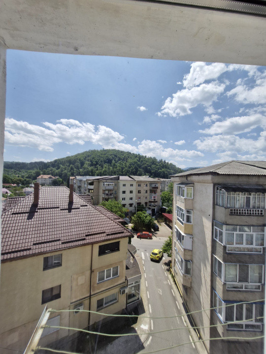 Apartament 3 camere – Comănești, central.